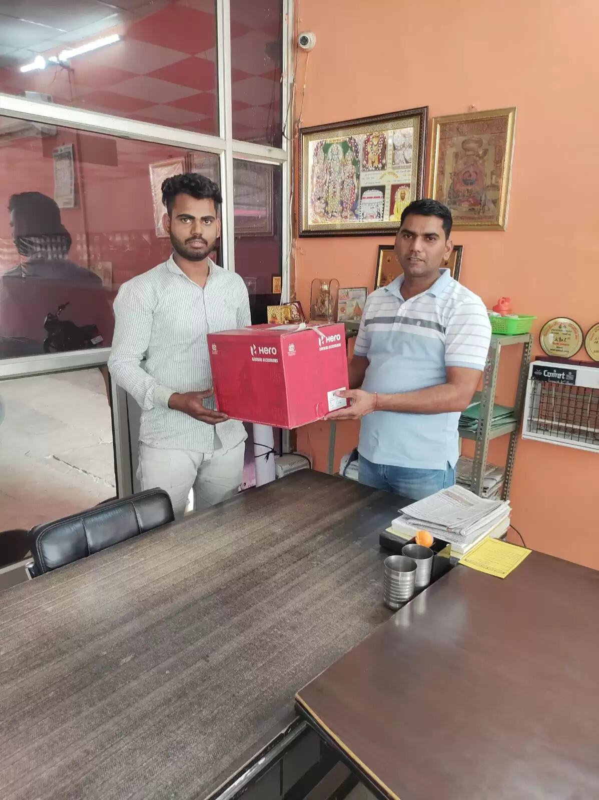 बाईक चालक युवाओं को मुफ्त हेलमेट बांटकर जान बचाने में जुटे हैं श्री राम ऑटोमोबाइल्स के संचालक संदीप मूण्ड
