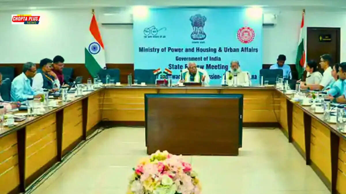 चंडीगढ़ के हरियाणा निवास में बिजली निगमों की समीक्षा बैठक करते केंद्रीय ऊर्जा मंत्री मनोहर लाल और हरियाणा के ऊर्जा मंत्री अनिल विज