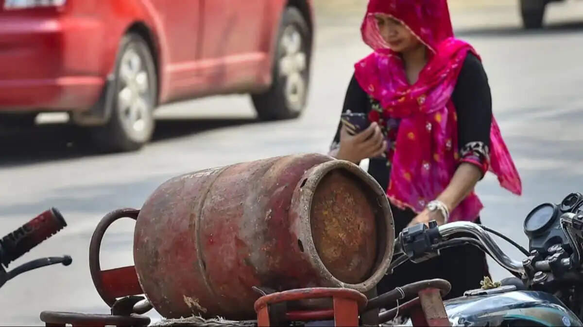 LPG e-KYC deadline 15 August 2026 - mandatory Aadhaar biometric verification for HP, Indane and Bharat Gas customers, else no subsidy and domestic rate cylinder