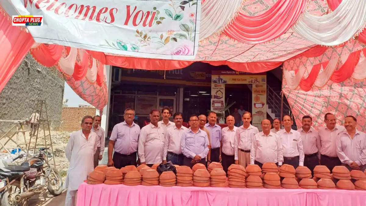 सिरसा में पंजाब नेशनल बैंक के रिटायर्ड और मौजूदा अधिकारी राहगीरों को मिट्टी के सकोरे बांटते हुए