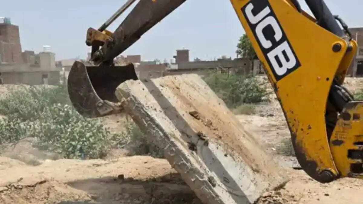 शमशाबाद में अवैध कॉलोनी पर पीला पंजा, प्रशासन ने ध्वस्त किए कच्चे रास्ते और सीवर