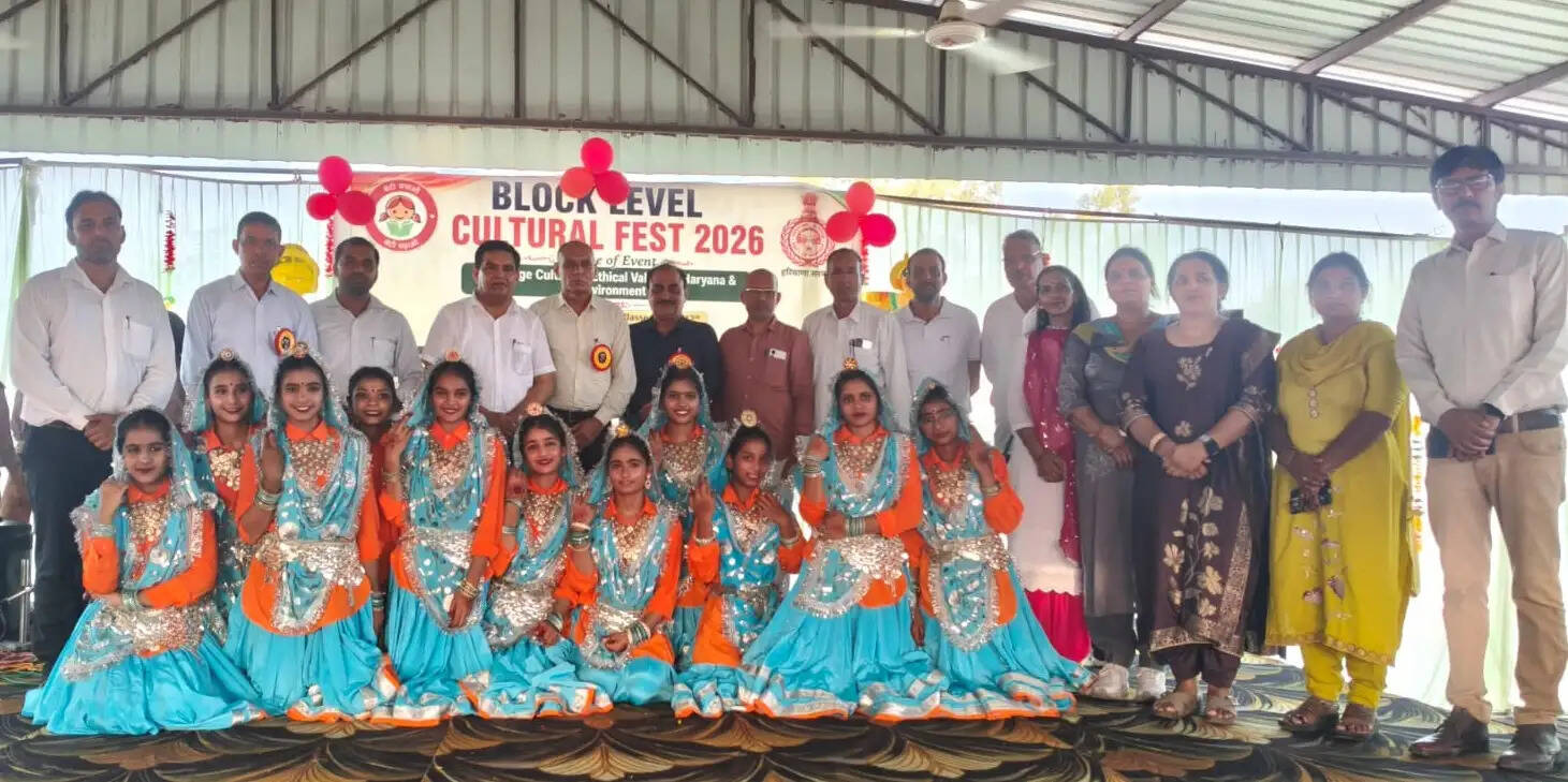 नाथूसरी चौपटा में खंड स्तरीय सांस्कृतिक उत्सव में प्रस्तुति देते विद्यार्थी