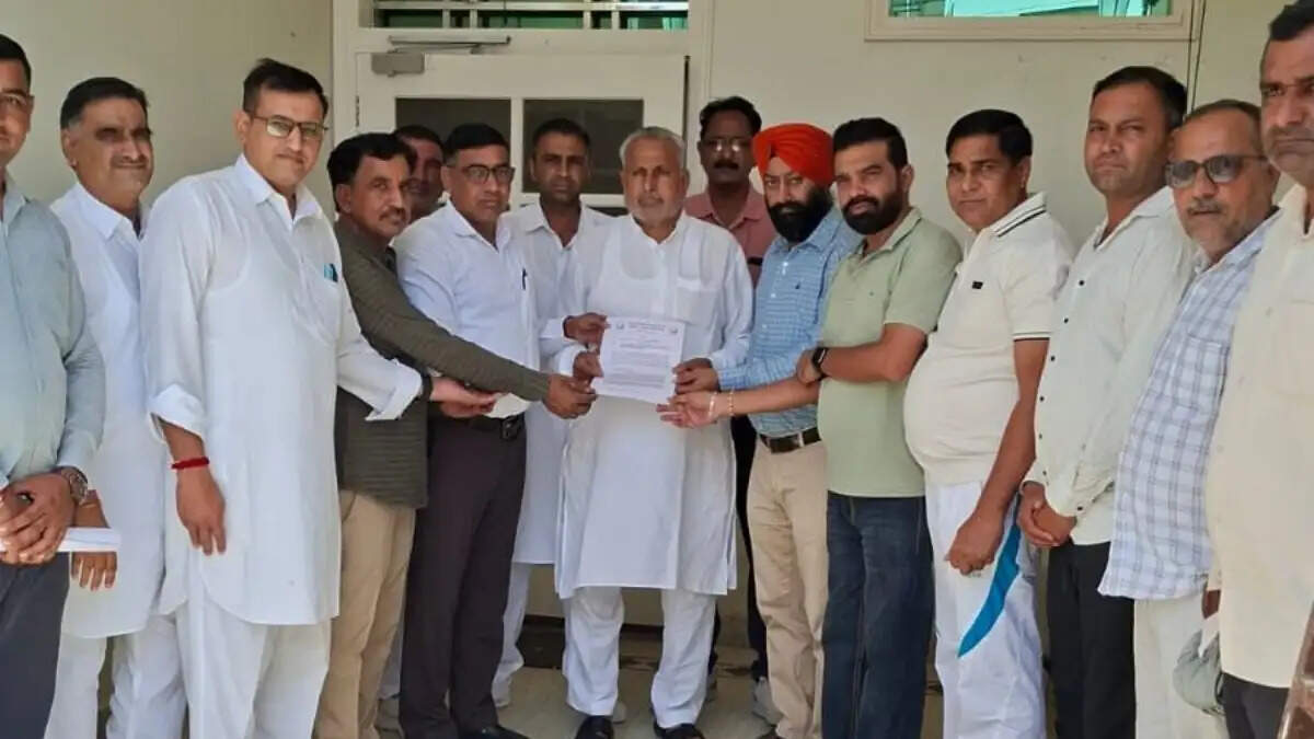 ऐलनाबाद विधायक भरत सिंह बैनीवाल को समांतर विद्युत लाइसेंस के विरोध में ज्ञापन सौंपते सिरसा के बिजली कर्मचारी