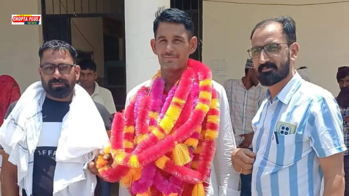 सिरसा के नाथुसरी-चोपटा स्थित गांव तरकांवाली के नवनियुक्त कार्यवाहक सरपंच सुनील सहारण का स्वागत करते ग्रामीण