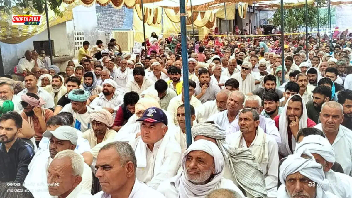 हिसार के गांव चानौत में पानी की समस्या को लेकर महापंचायत करते ग्रामीण और समर्थन में पहुंचे राजनीतिक नेता।