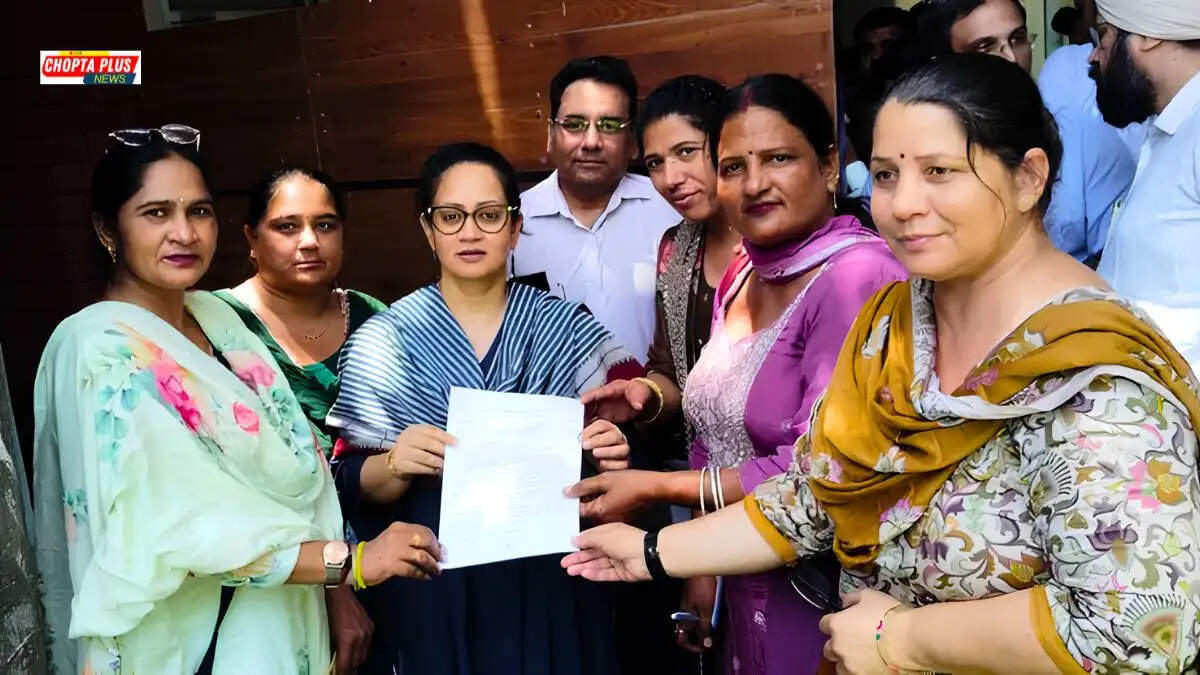 हरियाणा की स्वास्थ्य मंत्री आरती सिंह राव से मुलाकात करतीं आशा वर्कर्स यूनियन की पदाधिकारी