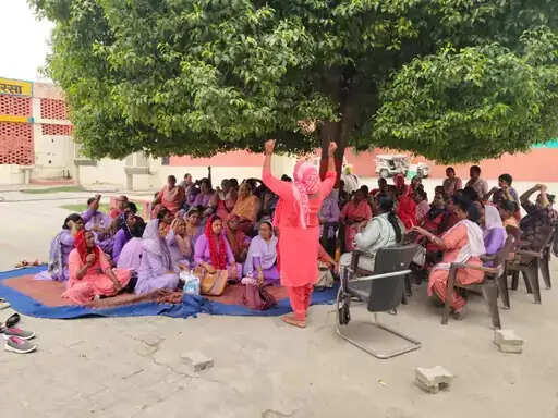 sirsa-anganwadi-workers-protest-bdpo-office