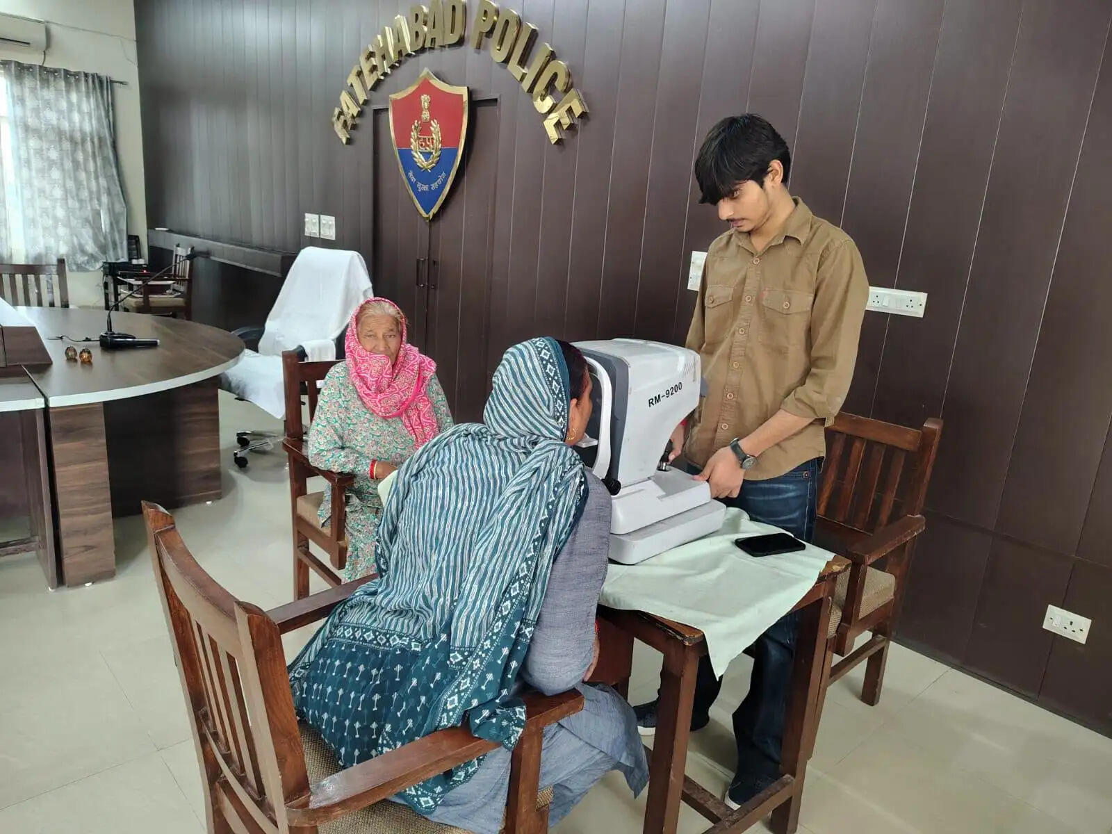 फतेहाबाद पुलिस लाइन में पुलिसकर्मियों और उनके परिजनों की आंखों की जांच करते डॉक्टर