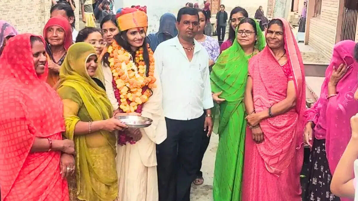 2 बेटियों की मां मंजू बनीं पटवारी, गांव में हुआ ढोल-नगाड़ों से स्वागत