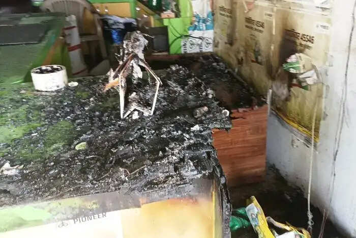 नाथूसरी चोपटा के नोहर रोड स्थित पेस्टीसाइड दुकान में आग लगने के बाद जला हुआ सामान