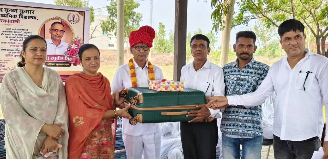 नाथूसरी कलां के जुड़वा शिक्षक रोहताश कुमार और रघुवीर सिंह को सेवानिवृत्ति पर सम्मानित करते खंड शिक्षा अधिकारी, विद्यालय स्टाफ, पंचायत प्रतिनिधि एवं ग्र
