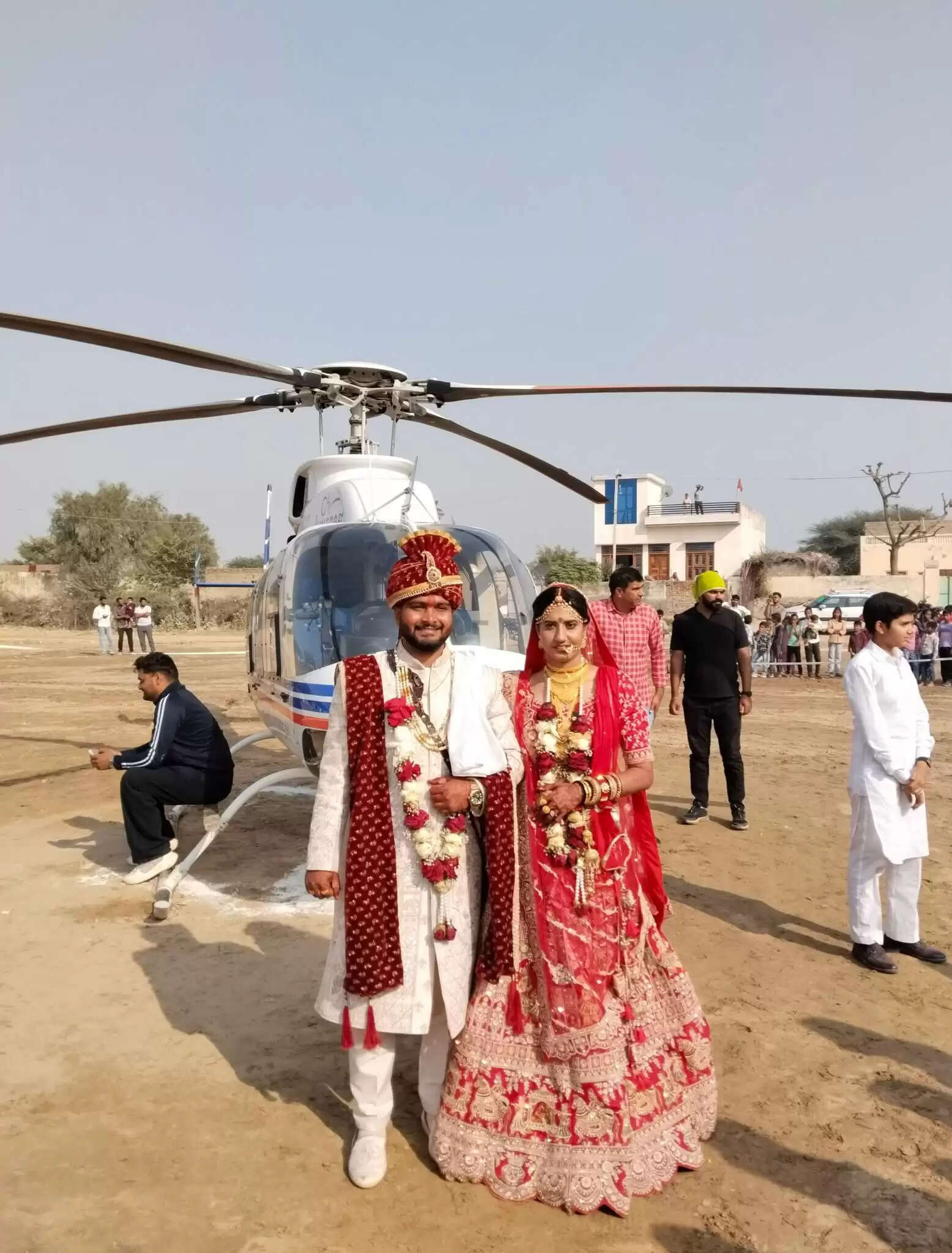 हरियाणा राजस्थान में चर्चा का विषय बनी शादी, हरियाणा से हेलीकॉप्टर पर विदाई, राजस्थान में उतरे दूल्हा दुल्हन तो देखने के लिए उमड़ी भीड़&nbsp;