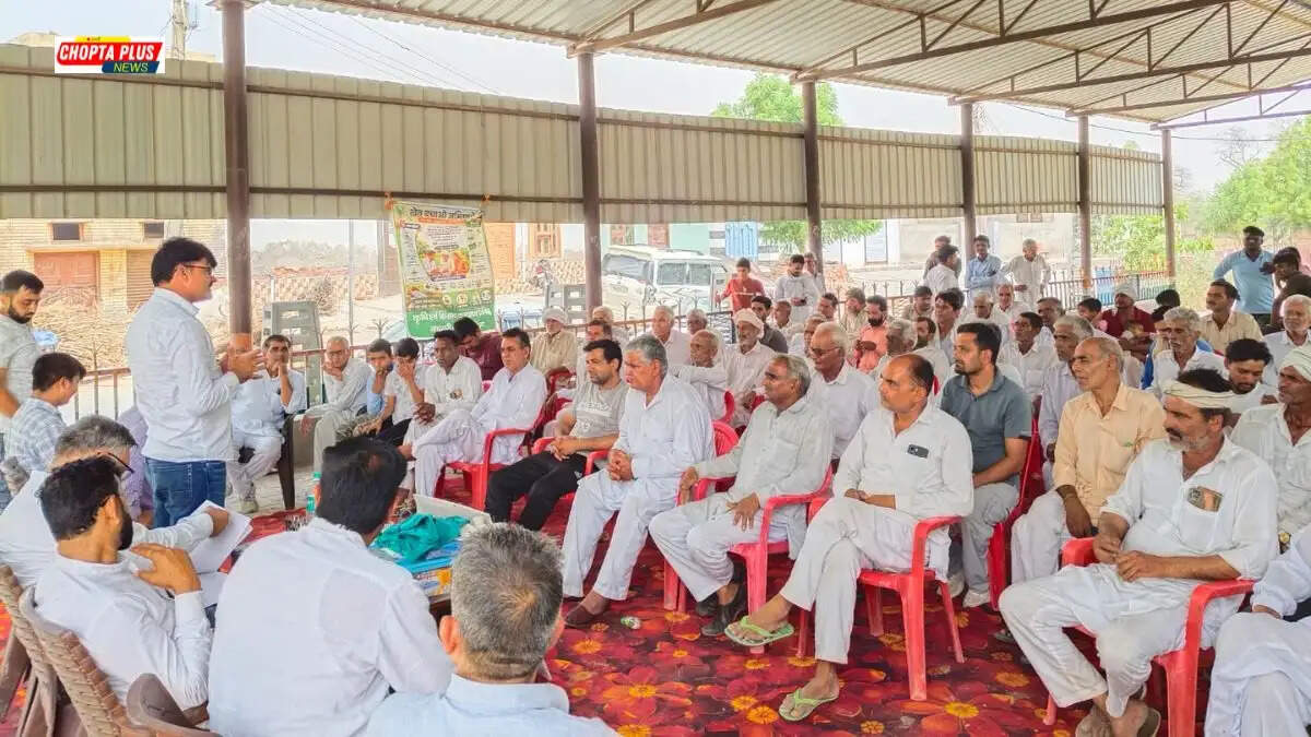 गुसाईआना गांव में खेत बचाओ अभियान के दौरान किसानों को कपास और धान फसल में कीट नियंत्रण की जानकारी देते कृषि अधिकारी