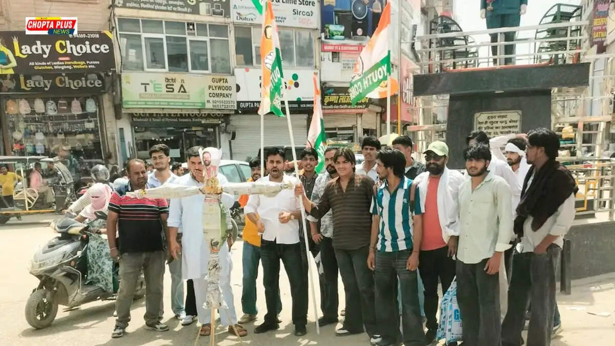 सिरसा के सुभाष चौक पर मुख्यमंत्री नायब सिंह सैनी का पुतला फूंकते यूथ कांग्रेस के कार्यकर्ता