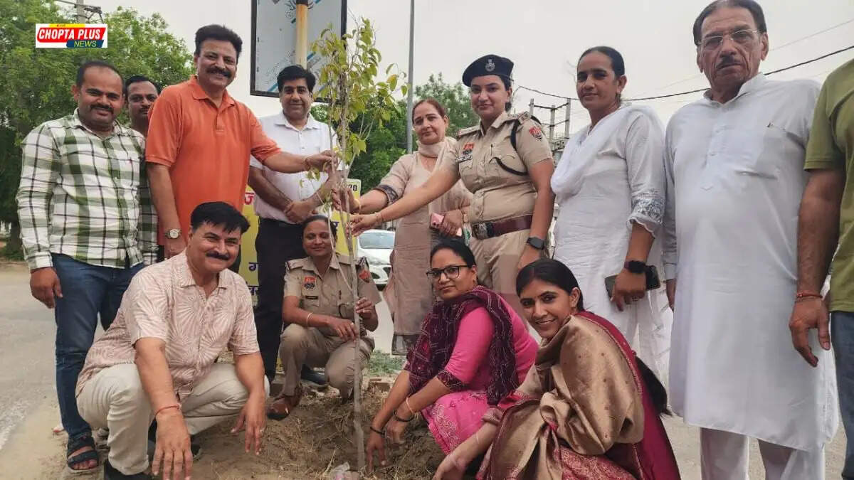 सिरसा महिला थाना में विश्व पर्यावरण दिवस के अवसर पर भारत विकास परिषद द्वारा पौधारोपण करते हुए पुलिस अधिकारी।