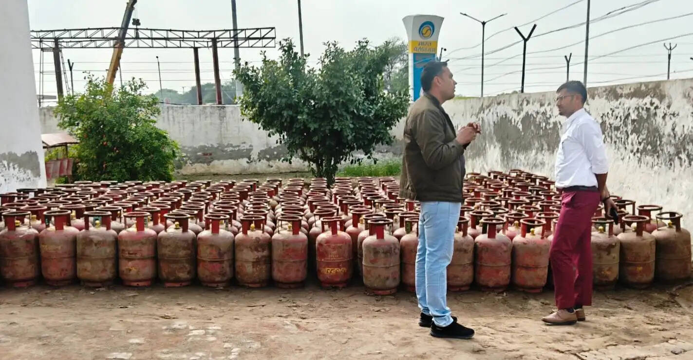 अधिकारियों ने किया गैस एजेंसियों का निरीक्षण