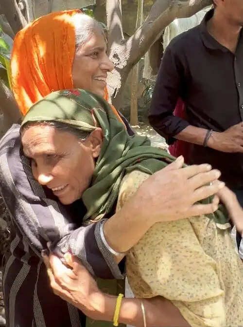 12 वर्ष से लापता माँ अपने बच्चों से मिलीं, पति से हुई कहासुनी के बाद घर से निकल गई परिवार ने मृत मान कर कर दी थी सभी रस्में,