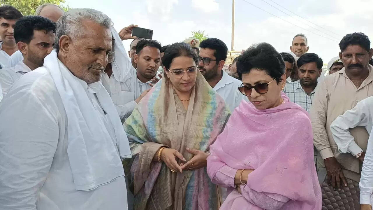 सैलजा के साथ ऐलनाबाद विधायक चौ. भरत सिंह बैनीवाल, कांग्रेस की जिला प्रधान संतोष बैनीवाल,