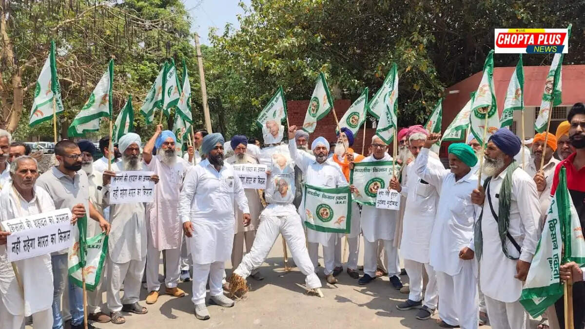 सिरसा में पूर्व सीएम भूपेंद्र सिंह हुड्डा का पुतला फूंकते भारतीय किसान एकता (BKE) के सदस्य और पदाधिकारी