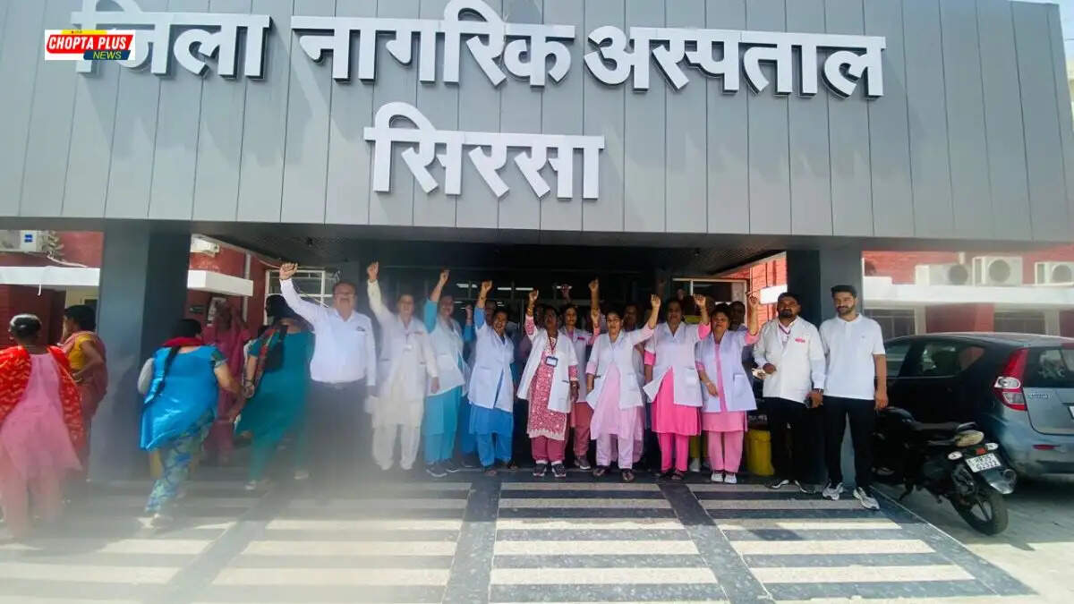 सिरसा के नागरिक अस्पताल में गेट मीटिंग के दौरान रेणु भाटिया से सार्वजनिक माफी की मांग करते हुए नर्सिंग कर्मचारी और यूनियन नेता