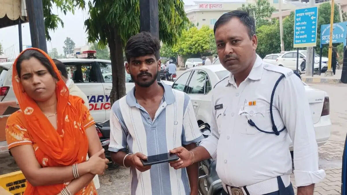 हिसार ट्रैफिक पुलिस के होमगार्ड सत्यनारायण लावारिस मोबाइल असली मालिक को लौटाते हुए