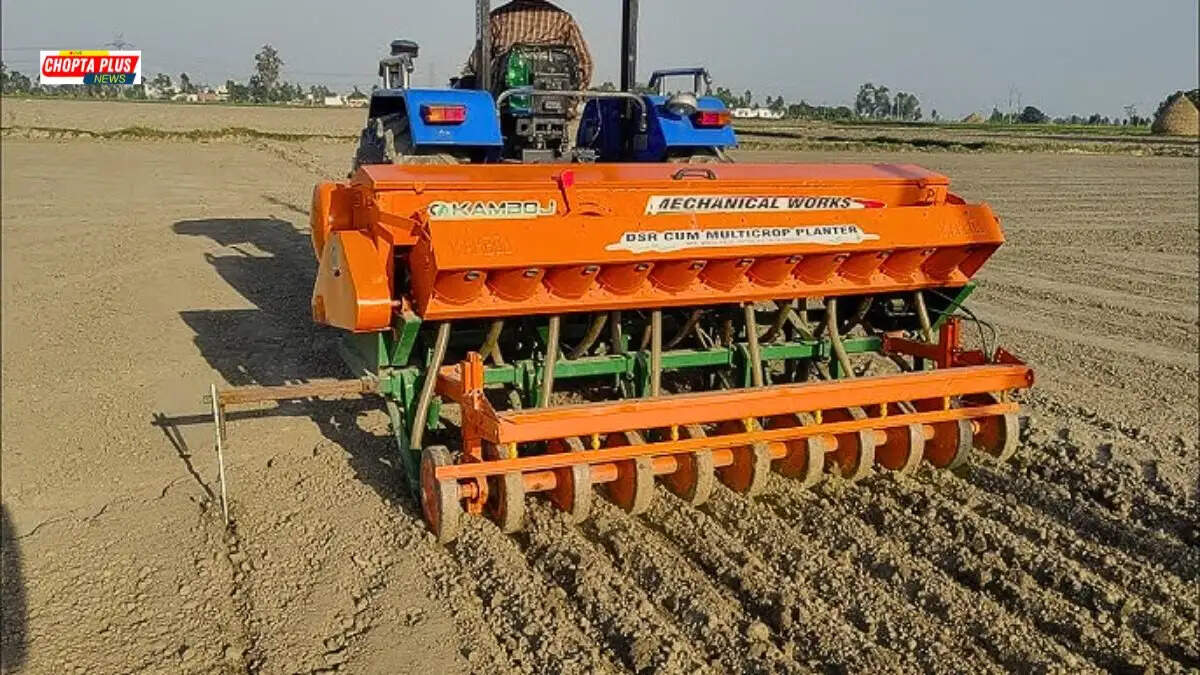 किसान ट्रैक्टर के साथ खेत में धान की सीधी बिजाई मशीन (DSR) चलाते हुए