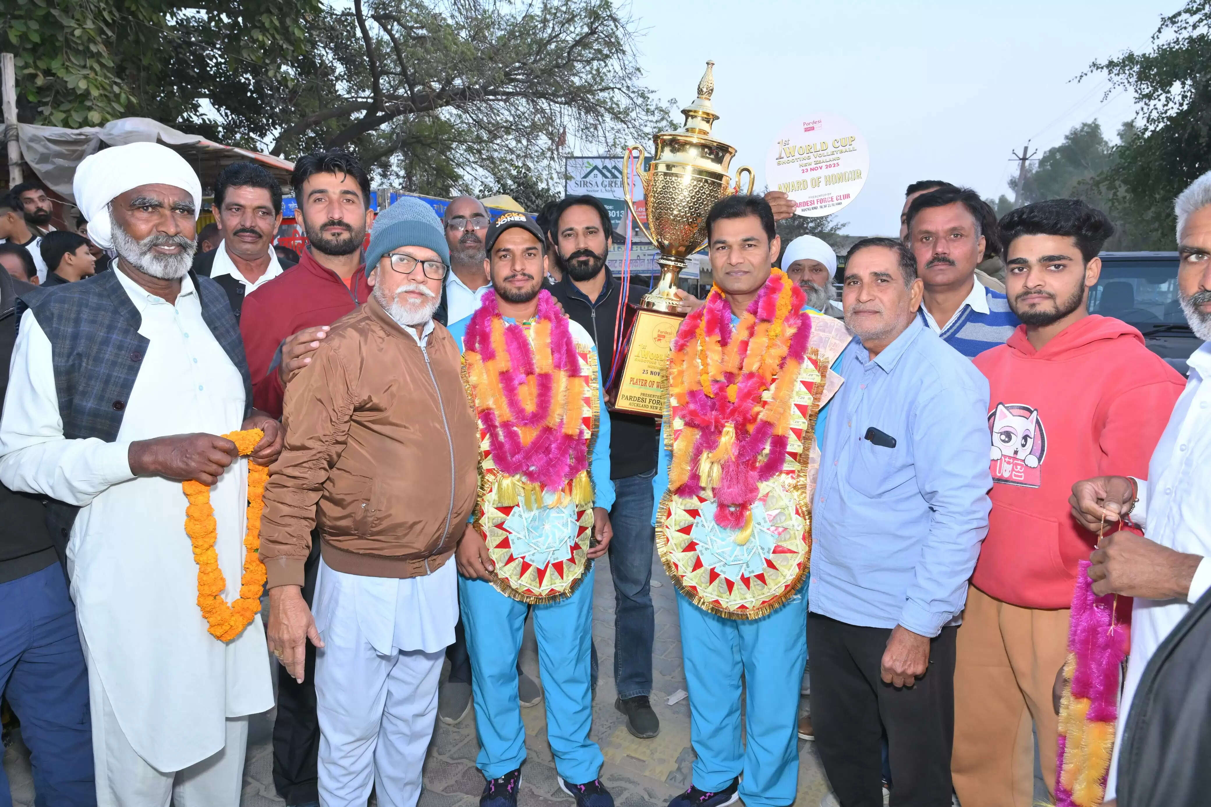&ldquo;न्यूज़ीलैंड से Shooting Volleyball World Cup जीतकर लौटे पनिहारी गांव के खिलाड़ियों का ढोल-नगाड़ों के साथ स्वागत करते ग्रामीण।&rdquo;
