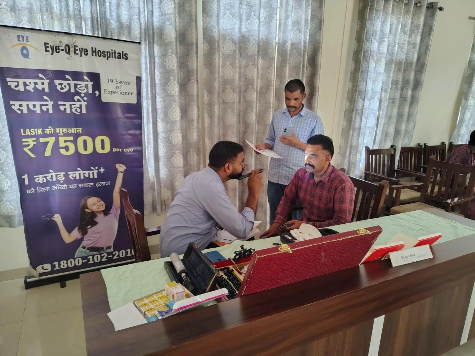 फतेहाबाद पुलिस लाइन में पुलिसकर्मियों और उनके परिजनों की आंखों की जांच करते डॉक्टर