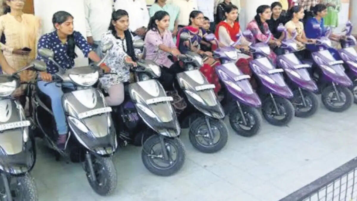 उत्तर प्रदेश में कॉलेज जाने वाली छात्राओं को सरकार द्वारा 'रानी लक्ष्मीबाई स्कूटी योजना' के तहत दी जाने वाली मुफ्त स्कूटी का प्रतीकात्मक चित्र