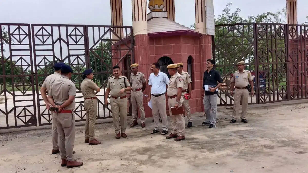हनुमानगढ़ एसपी बी. आदित्य गोगामेड़ी मेले की तैयारियों का निरीक्षण करते हुए