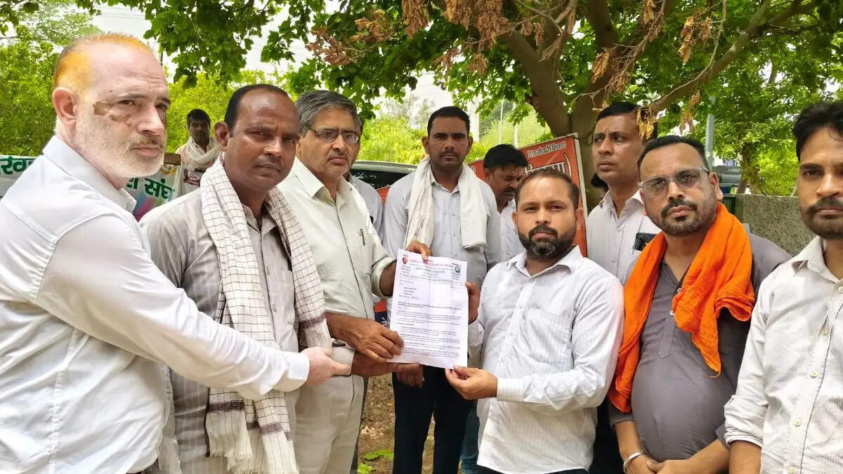 हरियाणा में अनुबंधित स्वास्थ्य कर्मचारियों का रोष प्रदर्शन करते कर्मचारी और ज्ञापन सौंपते कर्मचारी नेता
