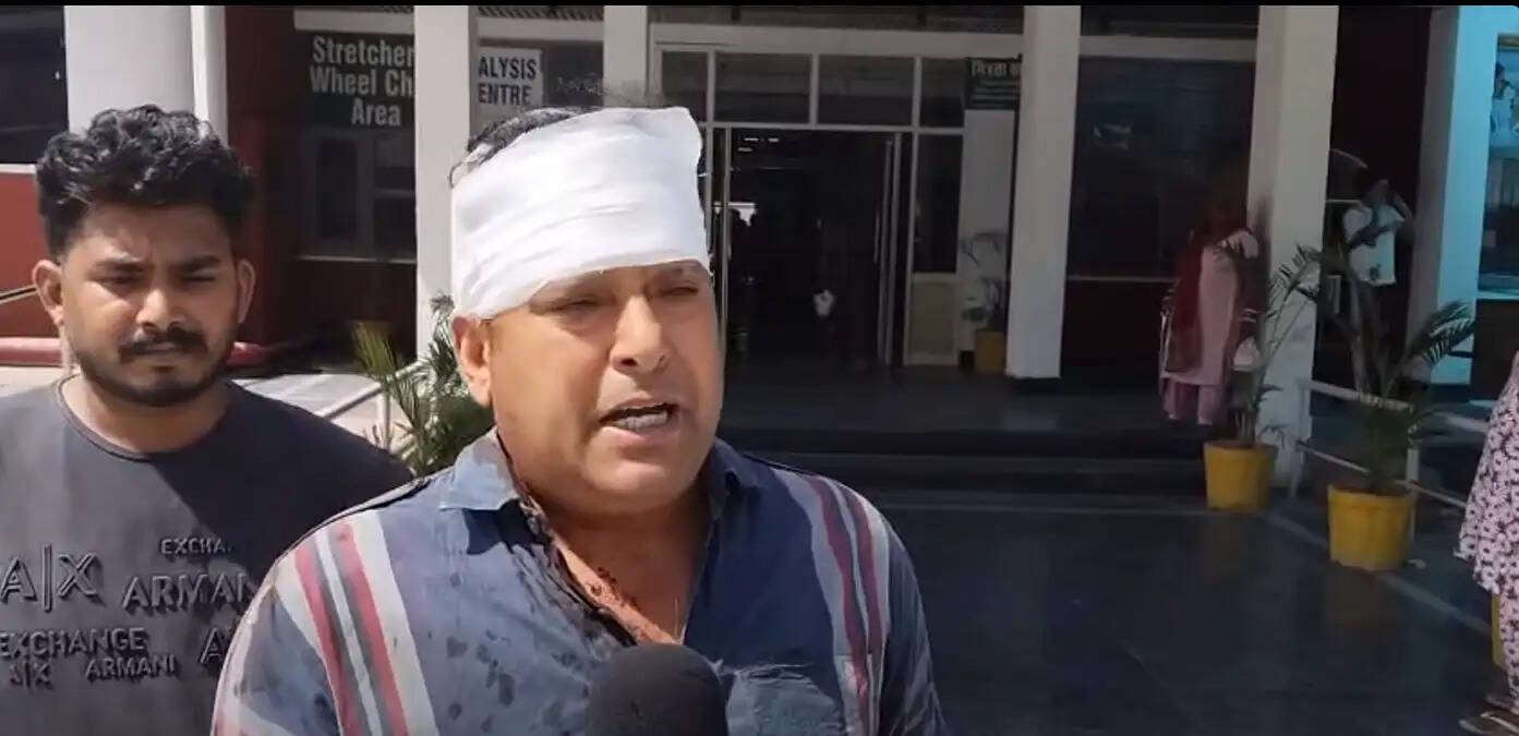 मोचीवाली गांव में ग्राम सभा की बैठक के दौरान मनरेगा सहायक पर हुए हमले के बाद नागरिक अस्पताल का दृश्य