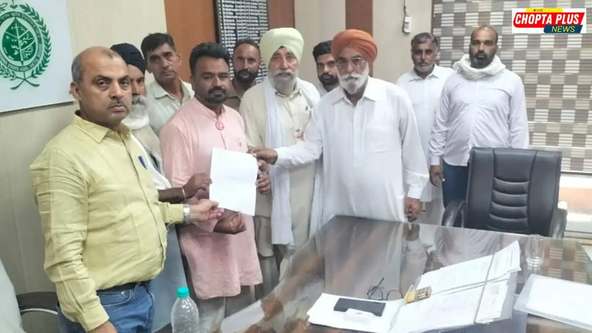 Sanyukt Kisan Morcha Sirsa Leaders Submitting Memorandum to Market Committee Secretary