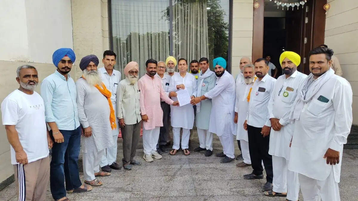 कालांवाली विधायक शीशपाल केहरवाला को किसानों की मांगों का प्रारूप सौंपते किसान संगठन प्रतिनिधि