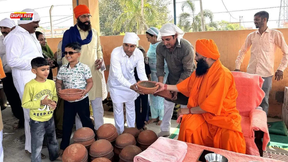 सिरसा के डेरा भूमणशाह में पक्षियों को गर्मी से बचाने के लिए मिट्टी के सकोरे वितरित करते संत बाबा ब्रह्मदास महाराज