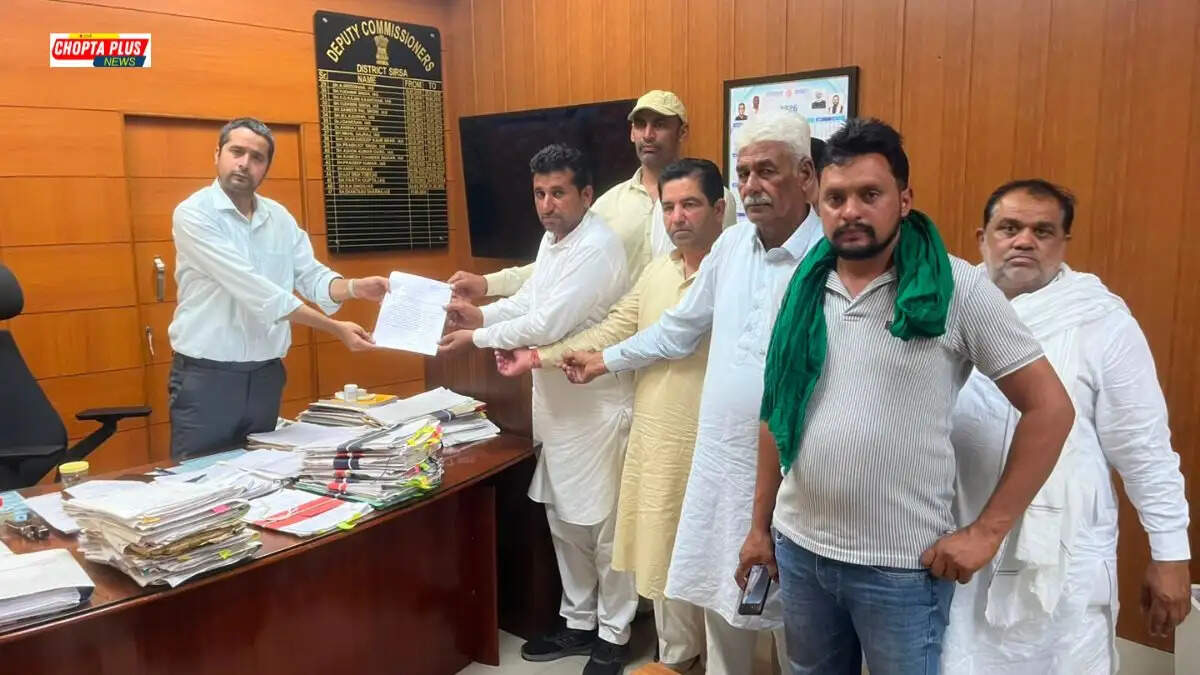 सिरसा उपायुक्त कार्यालय में वर्टिकल ड्रेनेज प्रोजेक्ट घोटाले की जांच के लिए ज्ञापन सौंपते नाथूसरी चौपटा के किसान और कमेटी सदस्य