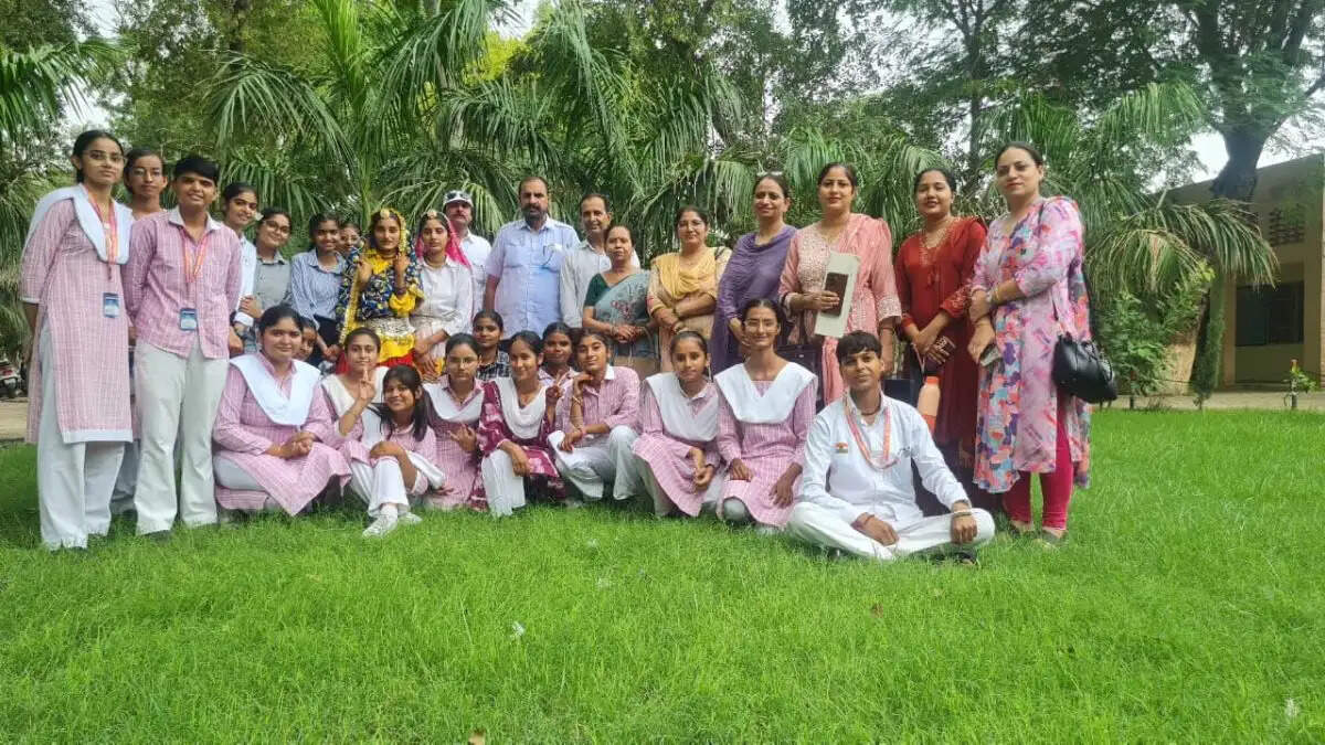 ऐलनाबाद राजकीय कन्या विद्यालय की छात्राओं ने खंड स्तरीय लीगल लिटरेसी प्रतियोगिता में डिबेट व स्लोगन में प्रथम स्थान हासिल किया
