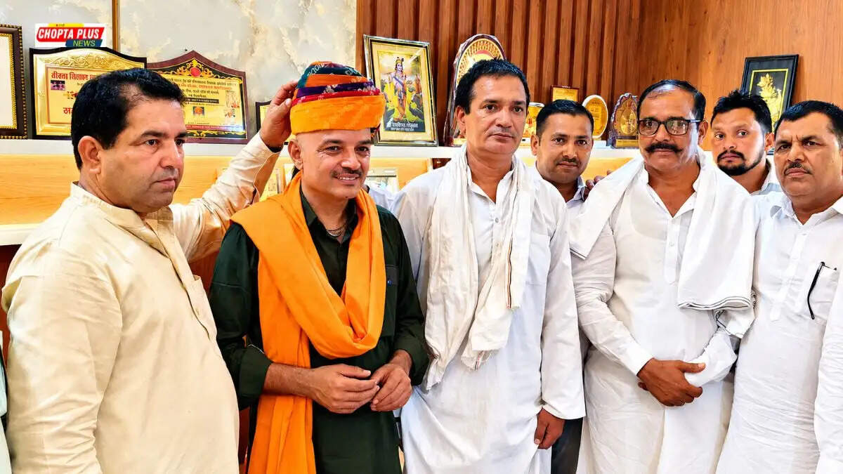 चौपटा में समाजसेवी रघुवीर कड़वासरा द्वारा मशहूर हरियाणवी कलाकार राममेहर महला का पगड़ी पहनाकर सम्मान