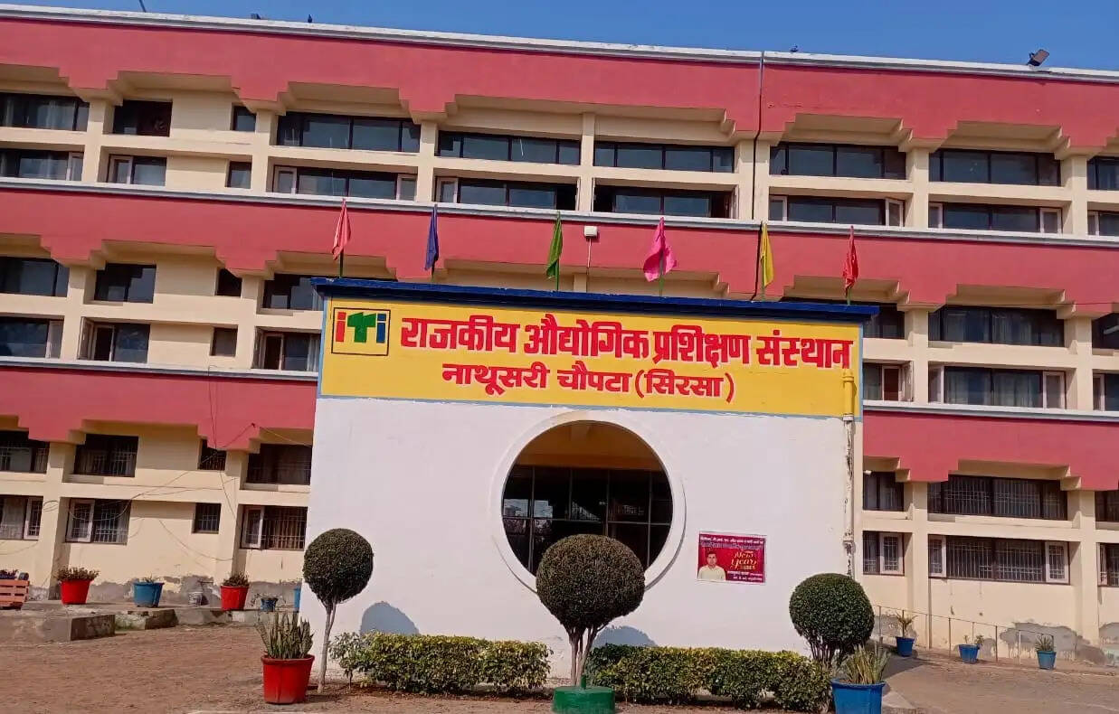 राजकीय आईटीआई नाथूसरी चोपटा में दाखिले के लिए फॉर्म भरते विद्यार्थी और हेल्पडेस्क का दृश्य