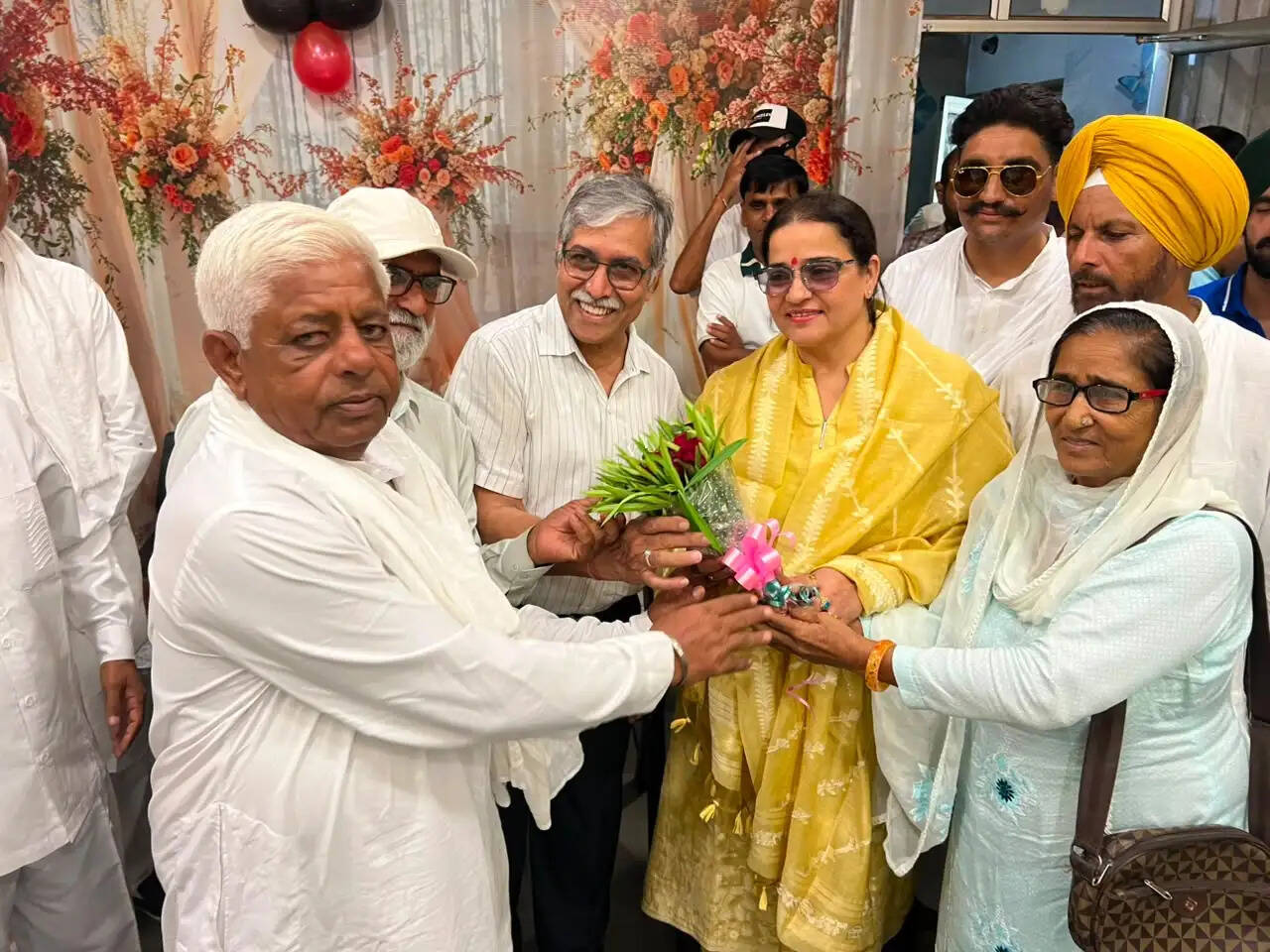 कांग्रेस जिला अध्यक्ष संतोष बेनीवाल ने रानियां स्थित ऋषभ पैलेस में कार्यकर्ताओं को संबोधित किया&nbsp;
