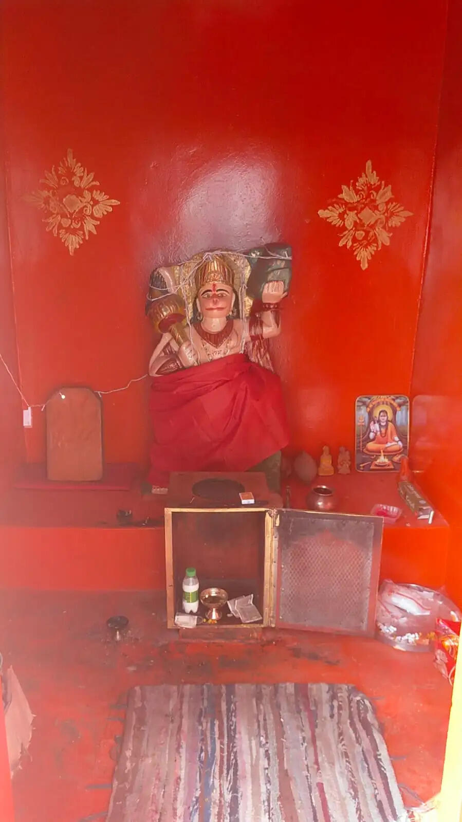 कुम्हारिया के कुंड मंदिर में जागरण में भजन गायक व श्रद्धालु