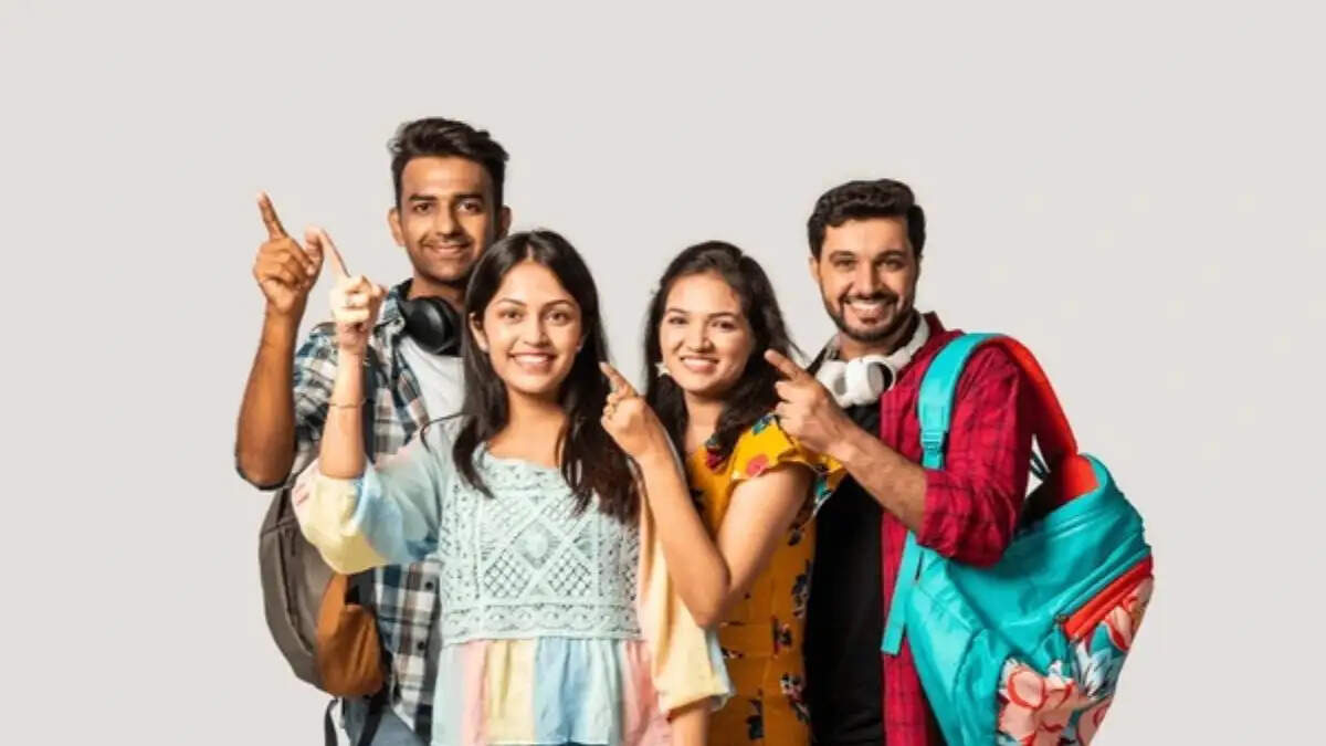 चरखी दादरी स्वास्थ्य विभाग भर्ती 2026 के लिए ऑफलाइन फॉर्म जमा करते युवा और सिविल अस्पताल की जानकारी।