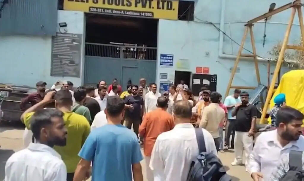 लुधियाना की टूल बॉक्स फैक्ट्री में जहरीली गैस रिसाव के बाद का घटनास्थल और अस्पताल के बाहर विलाप करते पीड़ित परिजन