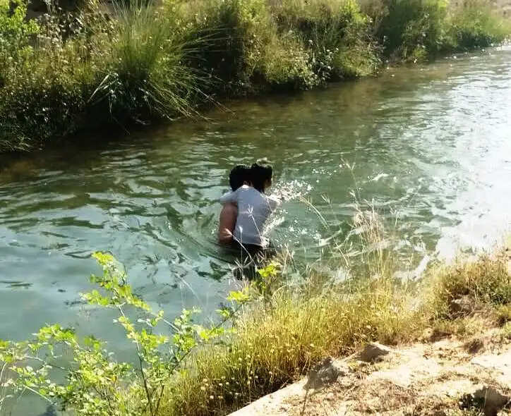 sirsa news चौपटा में बरवाली नहर में बच्चे को डूबता देख लाईब्रेरियन संदीप कुमार ने लगाई छलांग, सुरक्षित निकाला बाहर