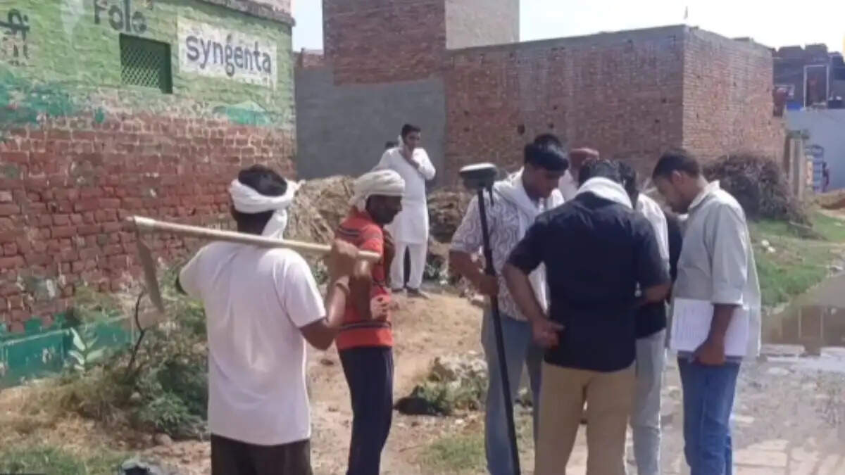 भट्टूकलां में पंचायत जोहड़ पर अवैध कब्जे की राजस्व विभाग ने कराई पैमाइश, नोटिस के बाद होगी कार्यवाही