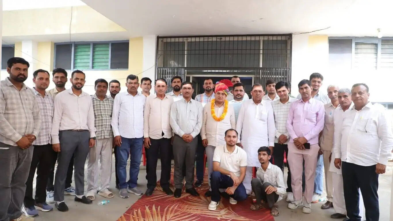 लोक निर्माण विभाग (PWD) से सेवानिवृत्त होने पर सुभाष बैनीवाल को शॉल और स्मृति चिह्न देकर सम्मानित करते हुए अधिकारी और गणमान्य व्यक्ति