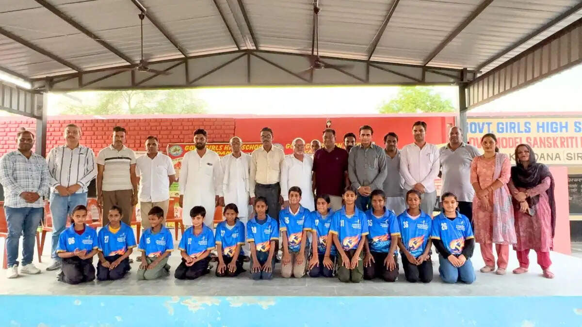 राजकीय स्कूल कागदाना में भव्य खेल किट वितरण, 60 छात्राओं को मिली वॉलीबॉल किट