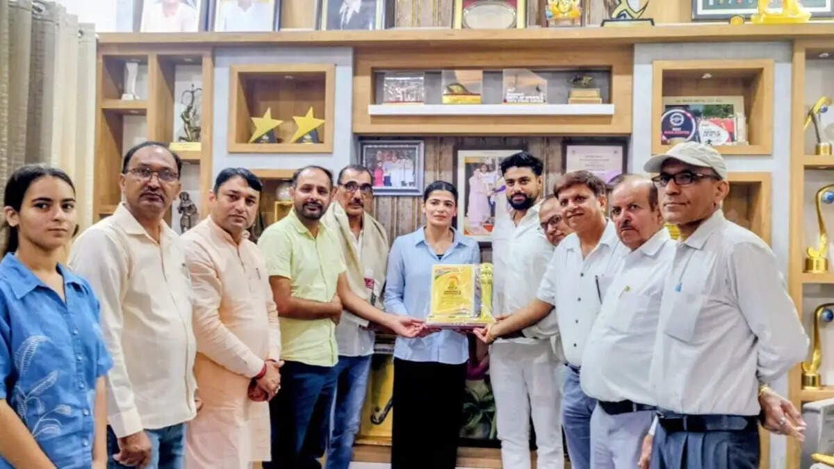 गवर्मेंट फार्मेसी ऑफिसर एसोसिएशन हरियाणा द्वारा पद्मश्री सविता पूनिया को सम्मानित करते हुए