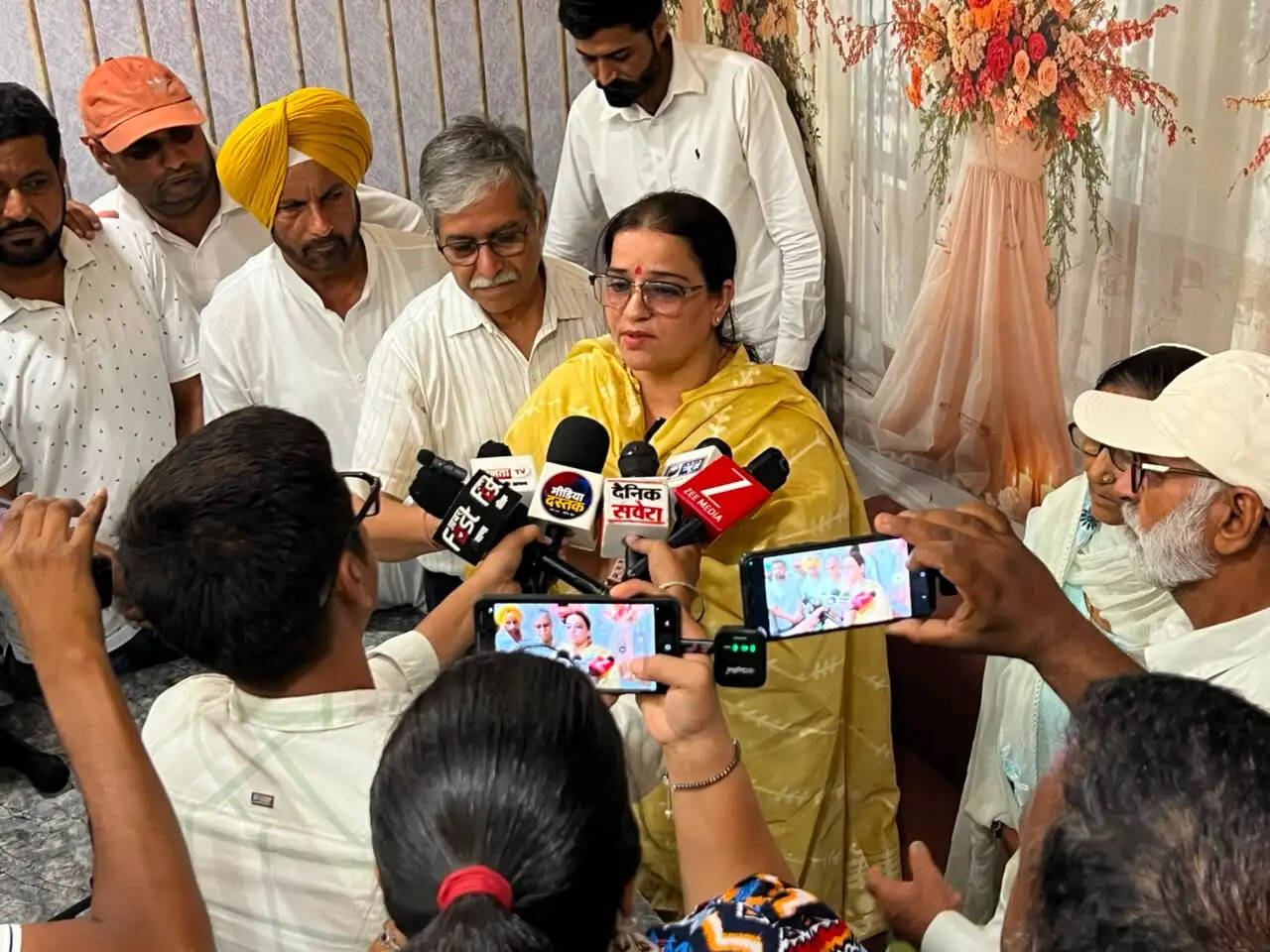 कांग्रेस जिला अध्यक्ष संतोष बेनीवाल ने रानियां स्थित ऋषभ पैलेस में कार्यकर्ताओं को संबोधित किया