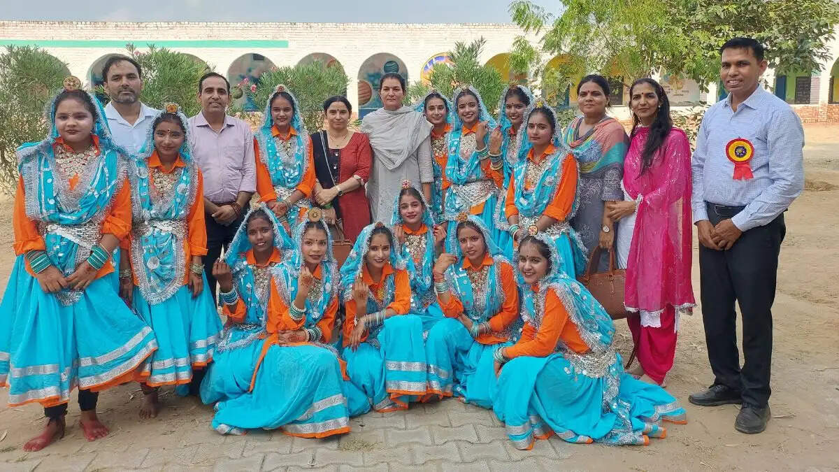 खंड स्तरीय सांस्कृतिक उत्सव-2026 की ओवरऑल विजेता नाथूसरी कलां स्कूल की छात्राएं